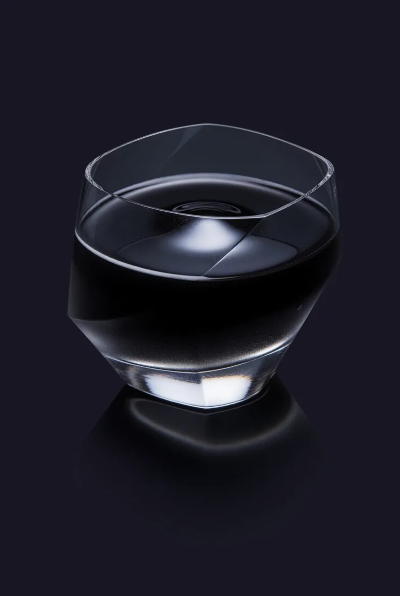 Cocktail Shadow Core servi dans un verre futuriste.